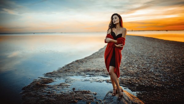 Красивая девушка в горах