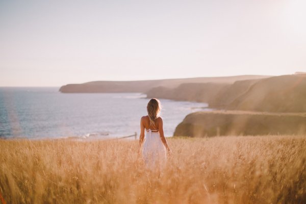 Девушка около моря