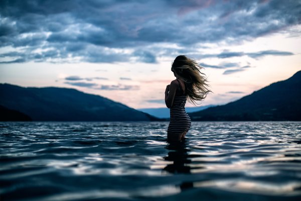 Фотосессия на скалах в платье