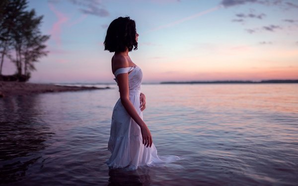 Девушка выходит из воды