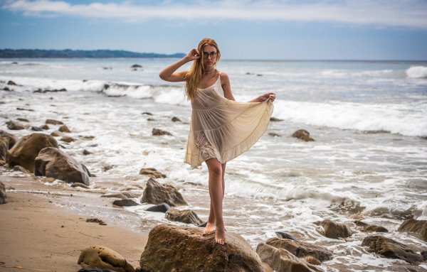 Девушка в пещере