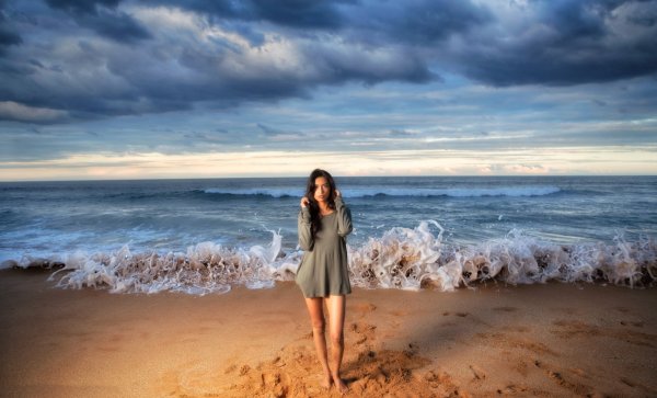 Женщина у реки со спины