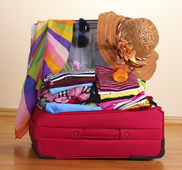 Девушка собирает чемодан