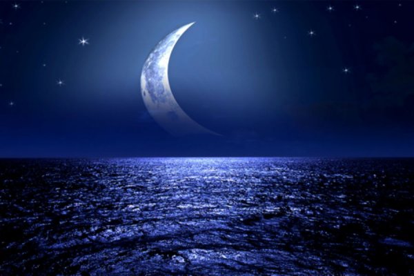 Месяц на ночном небе