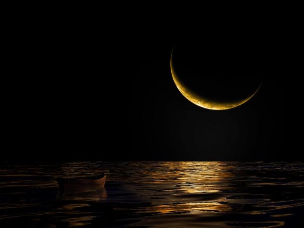 Месяц над морем