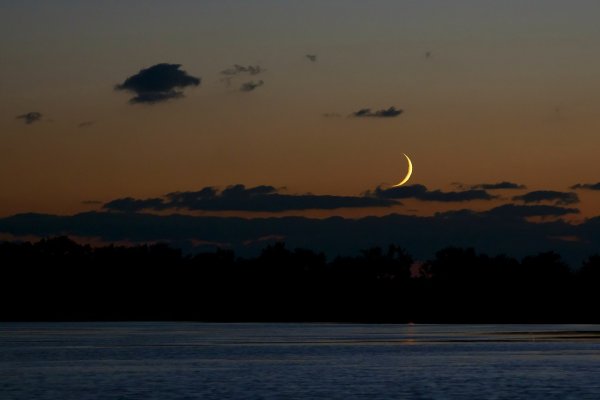 Луна на закате