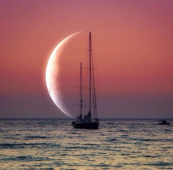 Месяц на закате