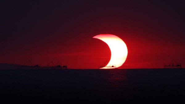 Луна и море