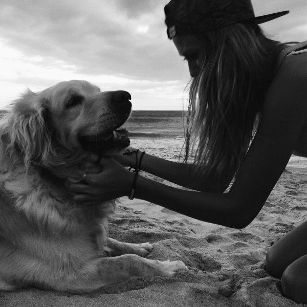 Девушка с собакой на море