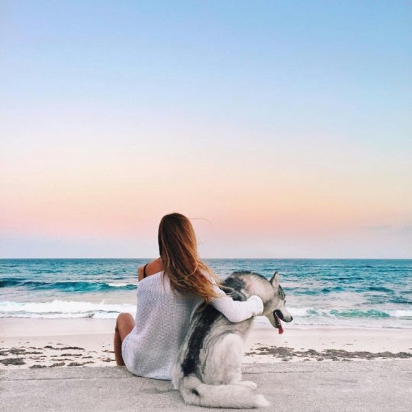 Девушка с собакой на море