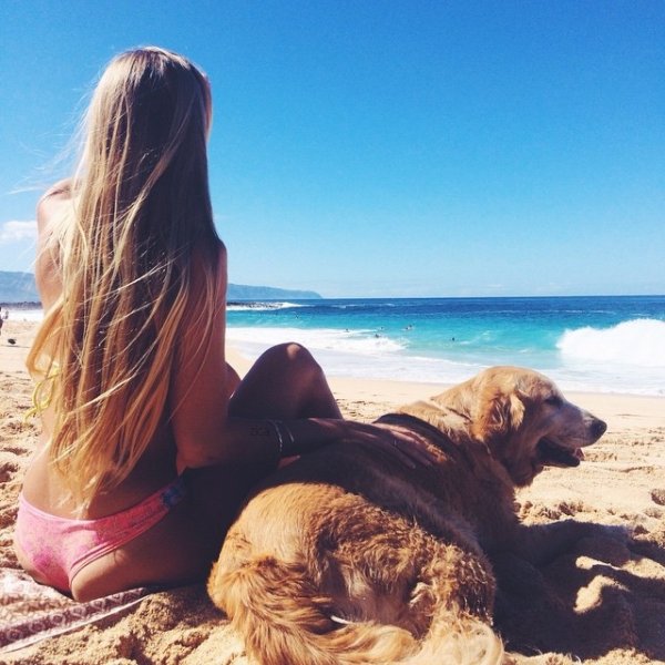 Девушка с собакой на море