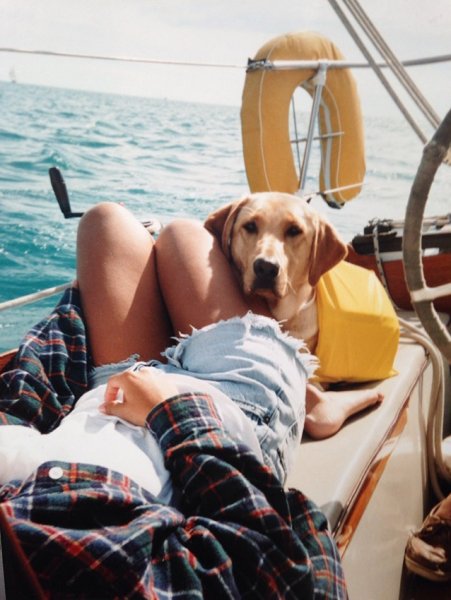 Девушка в лодке с собакой