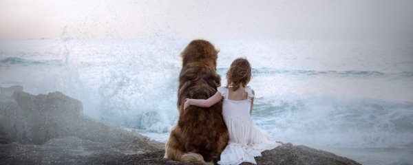 Девушка с собакой на берегу моря