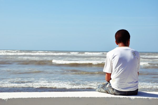 Человек на берегу моря