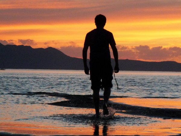 Мужчина на берегу моря