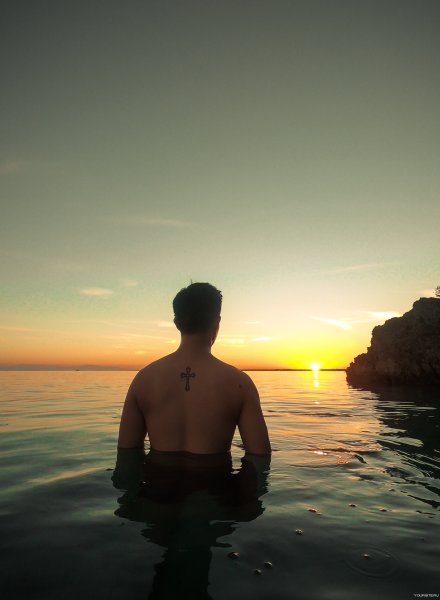 Парень на море