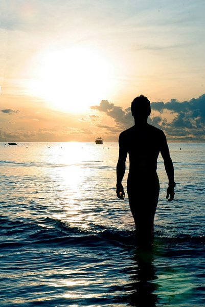 Парень на море спиной