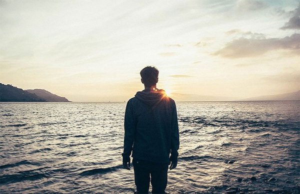 Человек в капюшоне спиной