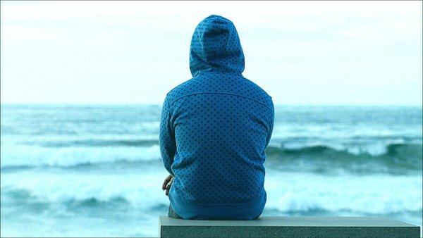 Мужчина на берегу моря