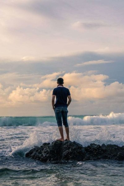 Мужчина на море