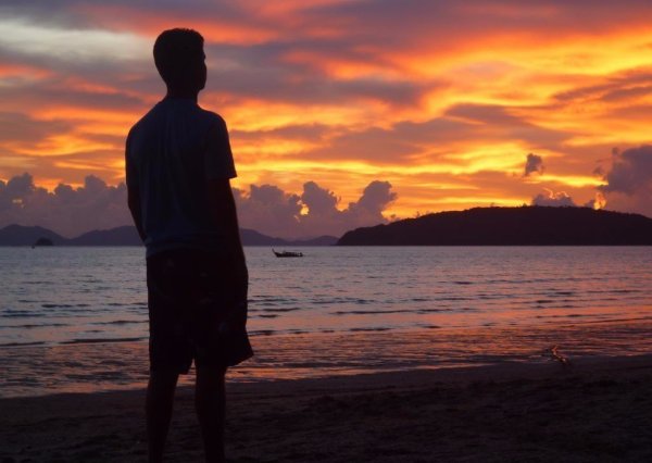 Мужчина спиной у моря