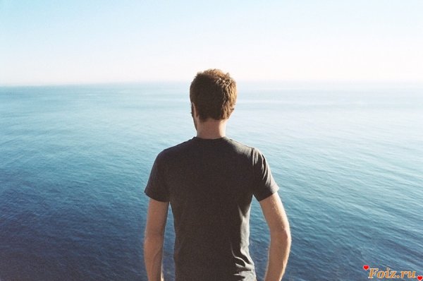 Парень на море