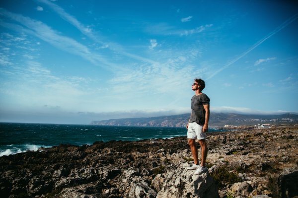 Мужской силуэт на фоне моря