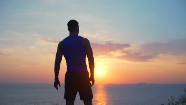 Мужчина на пляже со спины