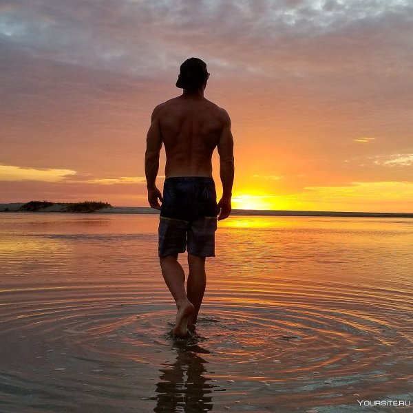 Парень на море спиной