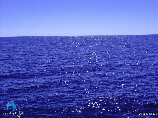 Яркие голубые дни синее море