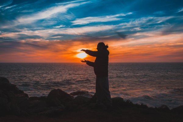 Красивый закат с человеком