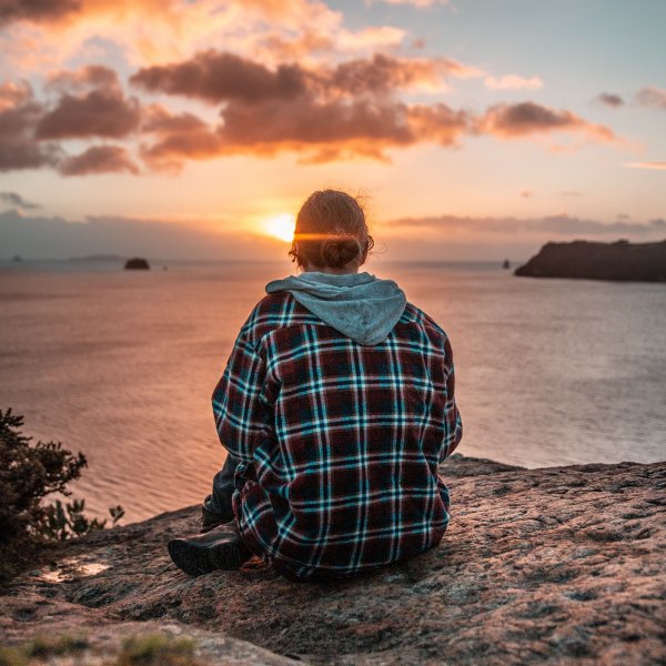 Двое на берегу моря на закате