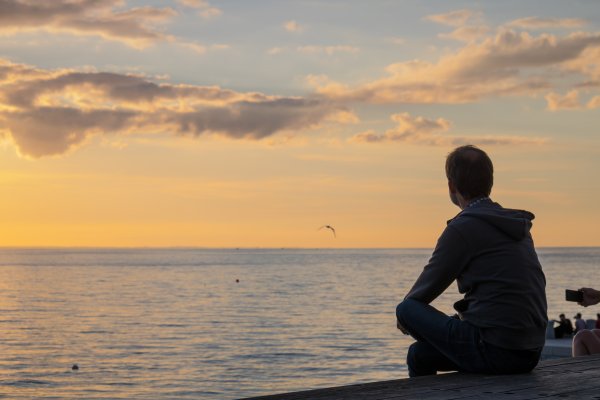 Мужской силуэт на фоне моря