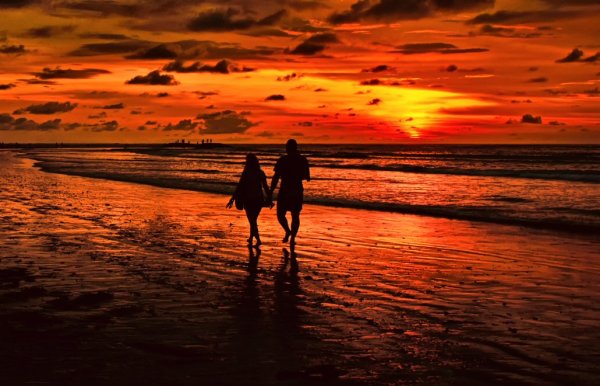 Одинокий мужчина на берегу моря