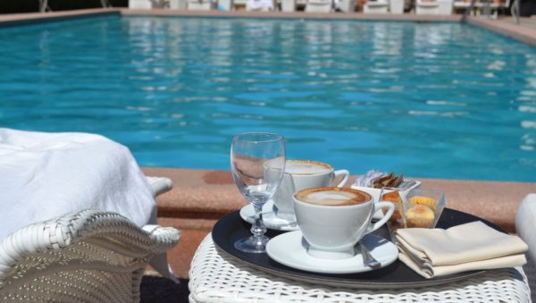 Кофе у бассейна