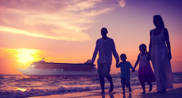 Счастливая семья на фоне моря