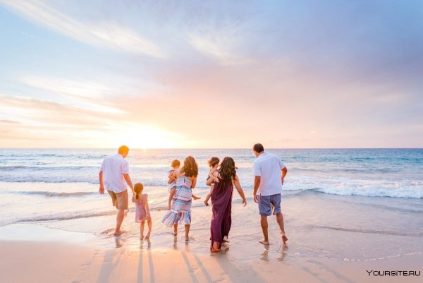 Счастливая семья на пляже