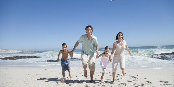 Счастливая семья на море