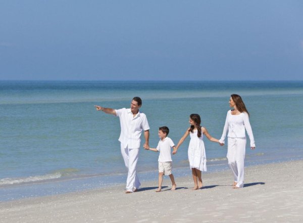 Семья на море