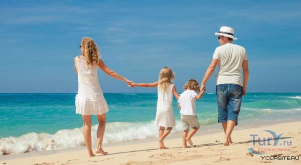 Счастливая семья на море