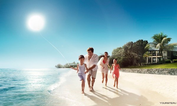 Семья на море