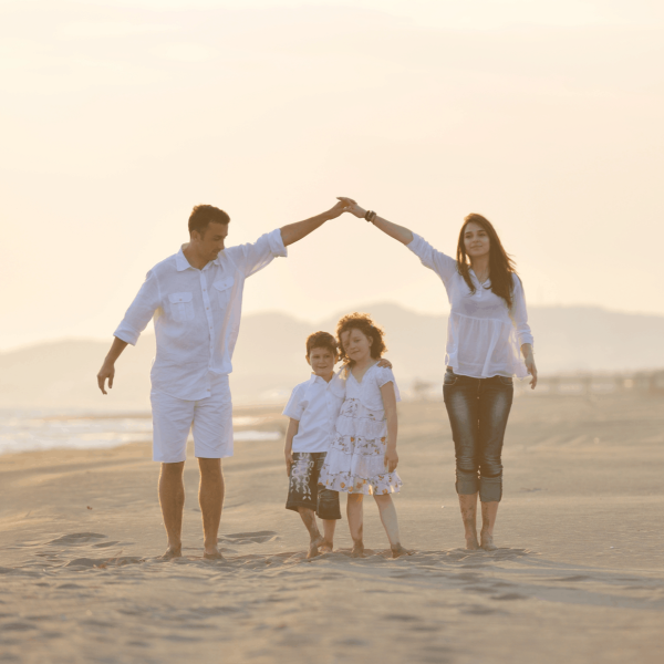 Семья на пляже закат