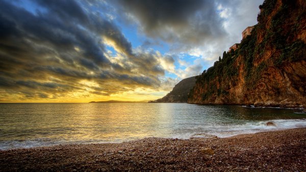 Спокойное море и скалы