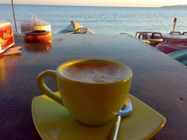 Чашка кофе на берегу моря