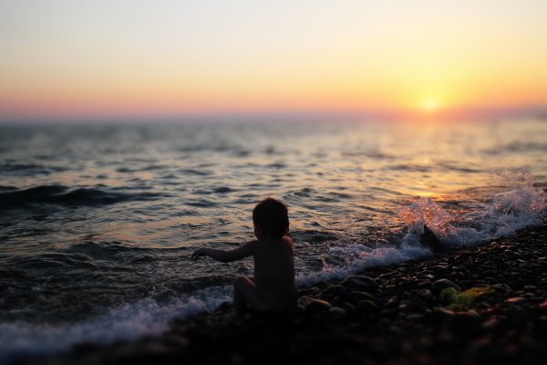 Ребенок на закате у моря