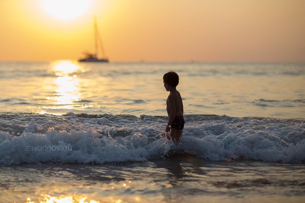 Дети на море спиной