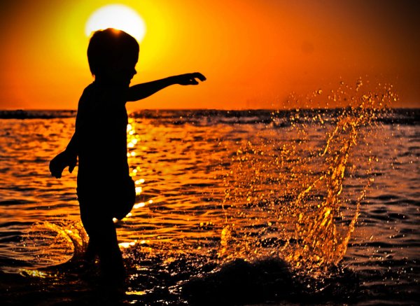 Ребенок на закате у моря