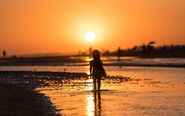 Ребенок на закате у моря