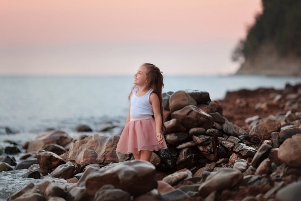 Мама с дочкой на закате