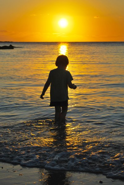 Девочка маленькая на берегу реки